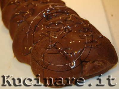 Treccia di pane al cioccolato farcita