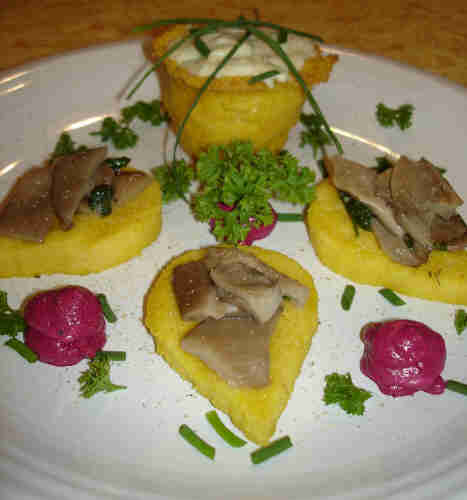 Baccalà con polenta grigliata , funghi trifolati e pesto di rape rosse.jpg